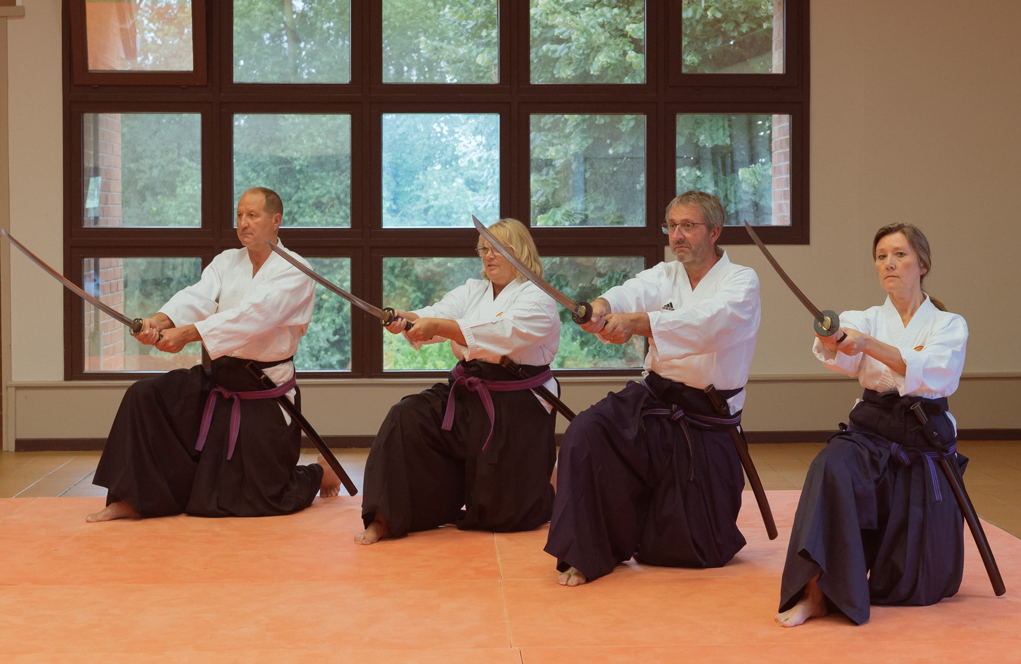 pose avec le katana traditionnel du jujutsu
